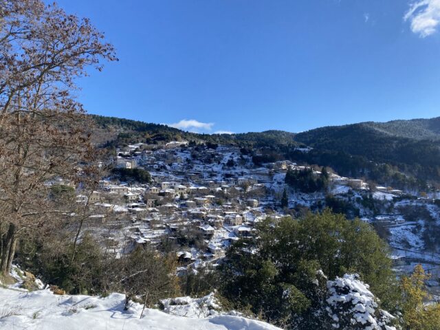 To Vamvakou Santa School αποκαλύπτεται στα 1.000μ. υψόμετρο