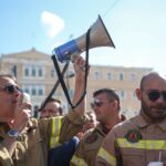 Μαζική συγκέντρωση εποχικών πυροσβεστών στο Σύνταγμα