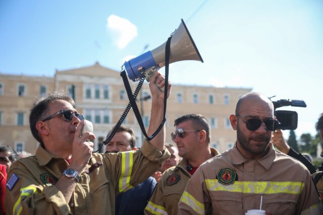 Μαζική συγκέντρωση εποχικών πυροσβεστών στο Σύνταγμα