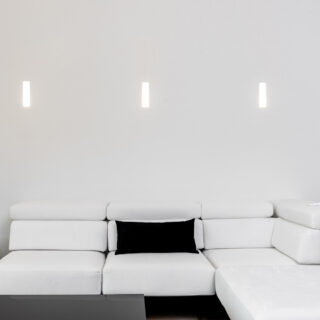 Λεκό και total black, σε ένα μικρό διαμέρισμα στο Θυμάρι