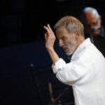 Ο Σταύρος Ξαρχάκος υποδέχεται το 2025 στο ιστορικό Θέατρο ΑΠΟΛΛΩΝ με την νέα γενιά στο πλευρό του