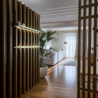 Ξύλο και φως σε λιτές γραμμές, σε μία μονοκατοικία στη Βούλα