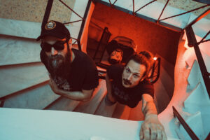 1000mods: Η ενέργεια και το συναίσθημα που φέρει στη μουσική του ο Γιάννης Αγγελάκας, είναι κάτι που ταιριάζει απόλυτα με τη δική μας φιλοσοφία