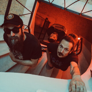 1000mods: Η ενέργεια και το συναίσθημα που φέρει στη μουσική του ο Γιάννης Αγγελάκας, είναι κάτι που ταιριάζει απόλυτα με τη δική μας φιλοσοφία