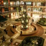 Κορυφώνεται η κίνηση στην εορταστική αγορά – Το ωράριο των καταστημάτων σήμερα