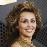 Χρυσές Σφαίρες: Το «ευχαριστώ» της Μάιλι Σάιρους στην Πάμελα Άντερσον και τη Τζια Κόπολα για την υποψηφιότητα