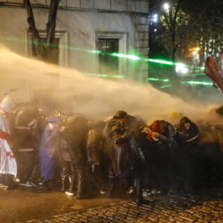 Μια “σκοτεινή άβυσσος” σιγοκαίει στους δρόμους της Γεωργίας