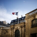 Γαλλία: Ο Μπαρνιέ παρακάμπτει την ψηφοφορία στη Βουλή