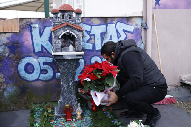 Τρισάγιο στη μνήμη του 16χρονου Κώστα Φραγκούλη που έπεσε νεκρός από πυρά αστυνομικού