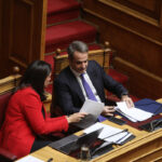 Κυρ. Μητσοτάκης: Αποχώρησε από τη Βουλή λόγω πόνου στη μέση