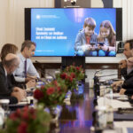 Σύσκεψη στο Μαξίμου για την προστασία των ανηλίκων από τους κινδύνους του διαδικτύου