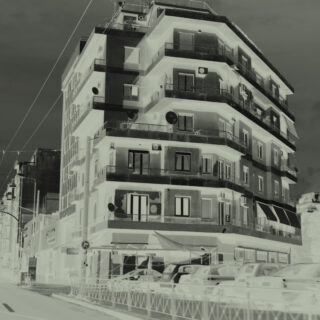 Η ζωή στις αθηναϊκές πολυκατοικίες μέσα από 37 ιστορίες