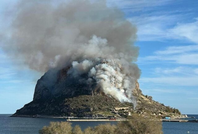 Πυρκαγιά ξέσπασε στη Μονεμβασιά [ΒΙΝΤΕΟ]