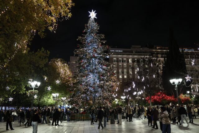 Εορταστικό ωράριο: Πώς θα λειτουργήσουν τα καταστήματα σήμερα και αύριο