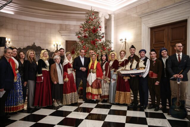 Χριστουγεννιάτικα κάλαντα στην πολιτειακή και πολιτική ηγεσία [ΒΙΝΤΕΟ]