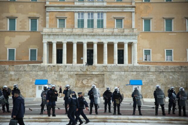 Προσήχθη η δικηγόρος Άννυ Παπαρρούσου – Καταγγελία ότι την χτύπησαν αστυνομικοί