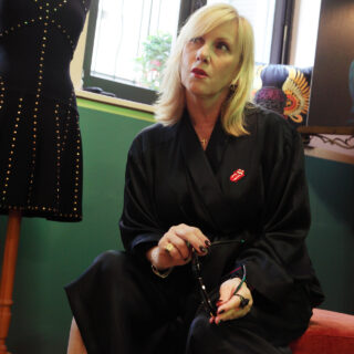 Στο Memory Corner, η Νανά Τράντου δίνει δεύτερη ζωή σε ρούχα με ιστορία