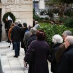 Λαϊκό προσκύνημα στη σορό του Μίμη Δομάζου
