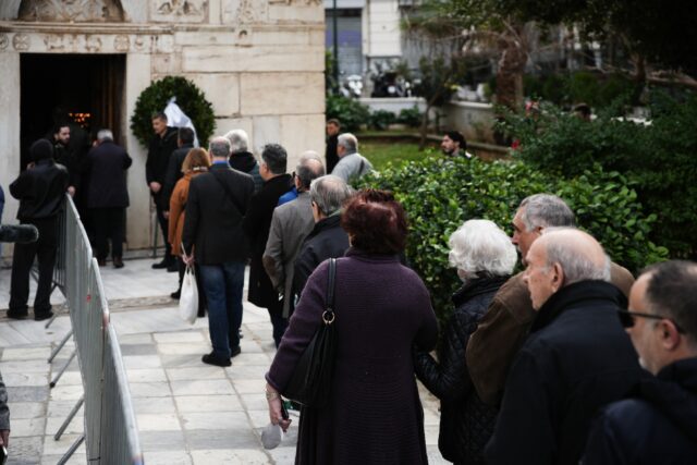 Λαϊκό προσκύνημα στη σορό του Μίμη Δομάζου