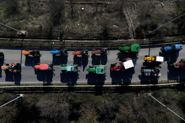 Στους δρόμους βγαίνουν οι αγρότες