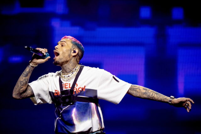 Ο Κρις Μπράουν κατέθεσε αγωγή κατά της Warner Bros