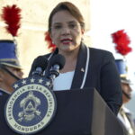 Η Ονδούρα προειδοποιεί ότι θα κλείσει βάσεις των ΗΠΑ αν ο Τραμπ αρχίσει μαζικές απελάσεις