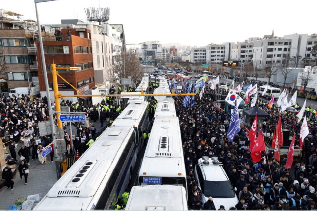 Πολιτική κρίση στη Νότια Κορέα: Οι αρχές απέτυχαν να συλλάβουν τον καθαιρεθέντα πρόεδρο Γιουν