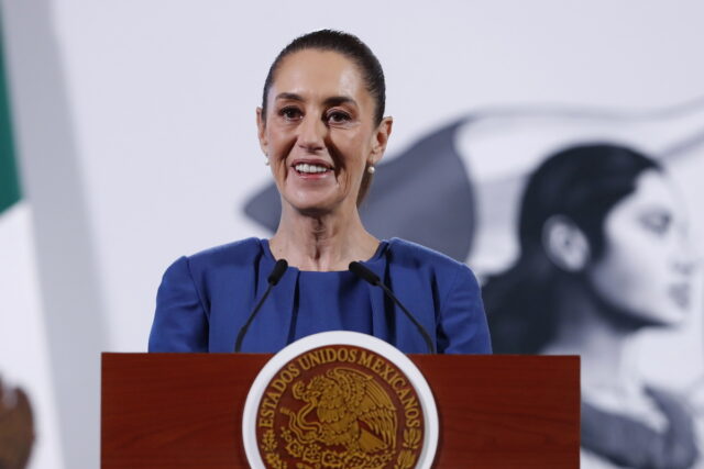 Κλ. Σέινμπαουμ: «Θα υπερασπιστούμε τους Μεξικανούς μετανάστες στις ΗΠΑ»