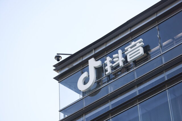 ΗΠΑ: Ο Τραμπ αναβάλλει την εφαρμογή του νόμου που απαγορεύει τη λειτουργία του TikTok