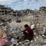 Γάζα: Οι Παλαιστίνιοι αναζητούν τους νεκρούς τους κάτω από τα συντρίμμια