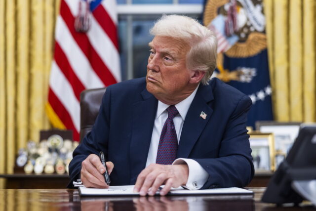 ΗΠΑ: Ο Τραμπ υπέγραψε διάταγμα για τον αποχαρακτηρισμό των αρχείων για τις δολοφονίες των Κένεντι και του Κινγκ