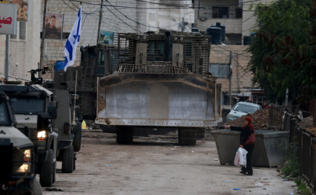 Δυτική Όχθη: Το Ισραήλ εκτόπισε εκατοντάδες Παλαιστίνιους από την Τζενίν – Τουλάχιστον 12 νεκροί