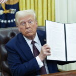 ΗΠΑ: Ο Τραμπ τερματίζει κάθε ομοσπονδιακή στήριξη των υπηρεσιών υγείας για τη φυλομετάβαση τρανς εφήβων