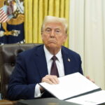 Δικαστικό μπλόκο στο «αντισυνταγματικό» διάταγμα του Τραμπ για το μεταναστευτικό