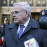 Ο Μπομπ Μενέντεζ καταδικάστηκε σε 11 χρόνια φυλάκισης για διαφθορά και δωροδοκία