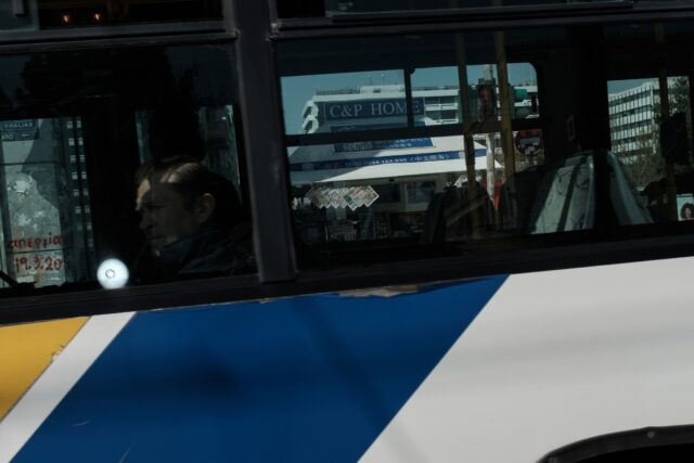 Ανέπαφες πληρωμές από σήμερα στις αστικές συγκοινωνίες