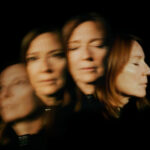 Η Beth Gibbons, η ανατριχιαστική φωνή των Portishead, έρχεται στο Δημοτικό Θέατρο Λυκαβηττού