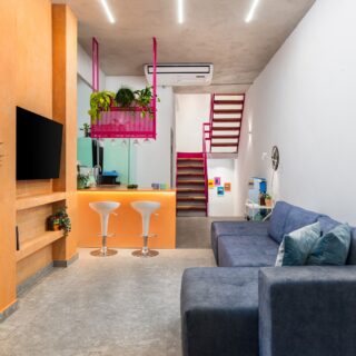 Ένα πρώην καφέ-μπαρ στη Θεσσαλονίκη μεταμορφώνεται σε playful rental space