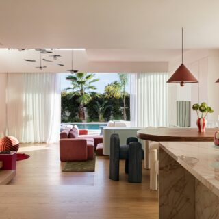 Rebirth: Χρώματα, υφές και σχήματα σε μια αναγεννημένη κατοικία στο Ελληνικό