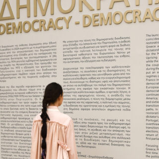 Η Παυλίνα Μάρβιν στην Οβάλ Κυρία δημιουργεί μια παράσταση-διαμαρτυρία