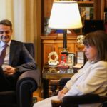 Συνάντηση Μητσοτάκη – Σακελλαροπούλου: «Σας ευχαριστώ για την άψογη συνεργασία»
