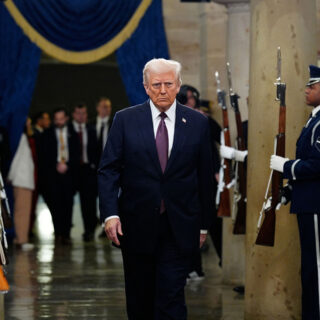 Κύριε Τραμπ, «είστε δικτάτορας από την πρώτη μέρα»;