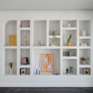 Αισθητική 70s με σύγχρονο twist, σε ένα διαμέρισμα στην Καισαριανή