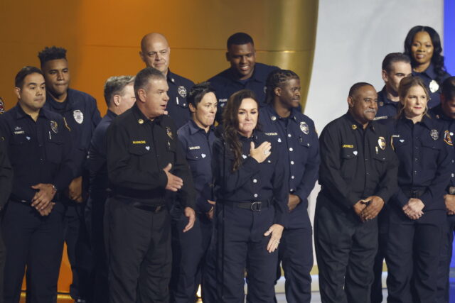 Οι πυροσβέστες του Λος Άντζελες καταχειροκροτήθηκαν στα Grammy