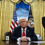 Ο Λευκός Οίκος θα επιλέγει στο εξής τους δημοσιογράφους που πλησιάζουν τον Τραμπ