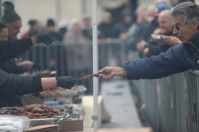 Η Αθήνα «τσικνίζει» στην πλατεία Βαρβακείου Αγοράς