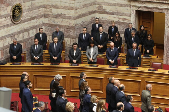 Βουλή: Eνός λεπτού σιγή για τα Τέμπη