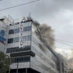 Μέλη του Ρουβίκωνα ανέβασαν πανό για τα Τέμπη στην ταράτσα των γραφείων της Hellenic Train