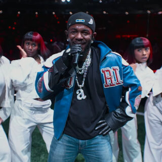 Kendrick Lamar – Super Bowl Halftime: Όλοι οι συμβολισμοί και οι αναφορές στην εμφάνιση του