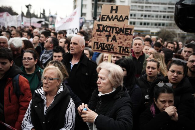 Λαοθάλασσα «πλημμύρισε» το κέντρο της Αθήνας για τα Τέμπη